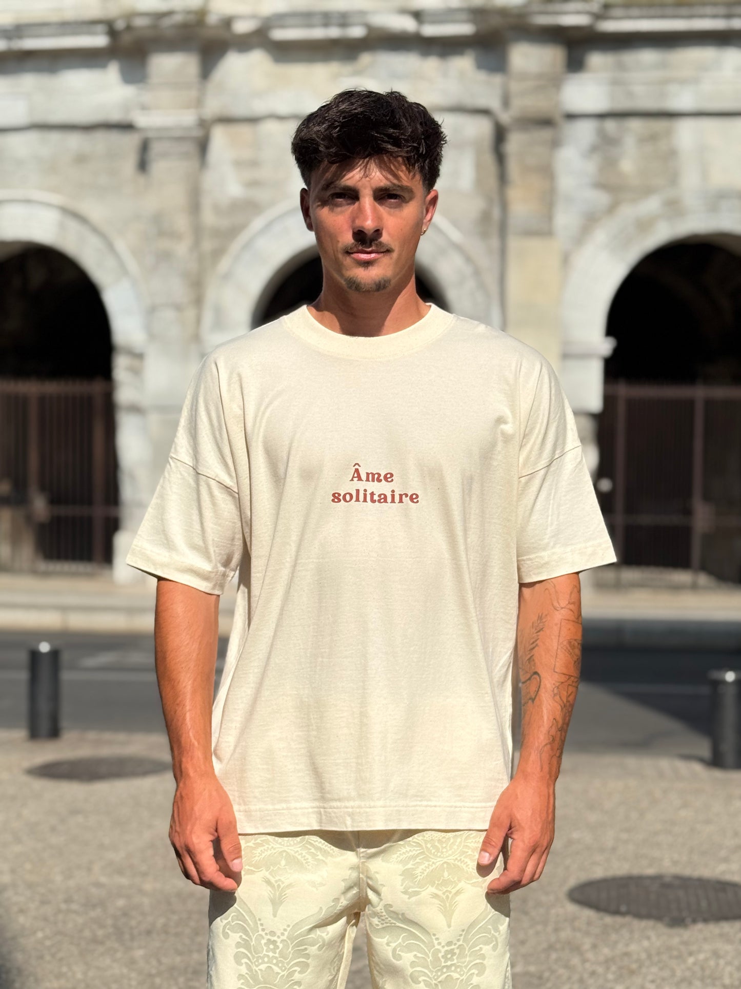 IL ILLUMINE L'OBSCURITE